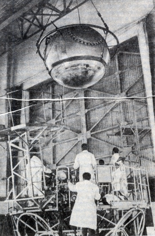 Рис. 4. Сборка беспилотного корабля-спутника на космодроме (1960) 