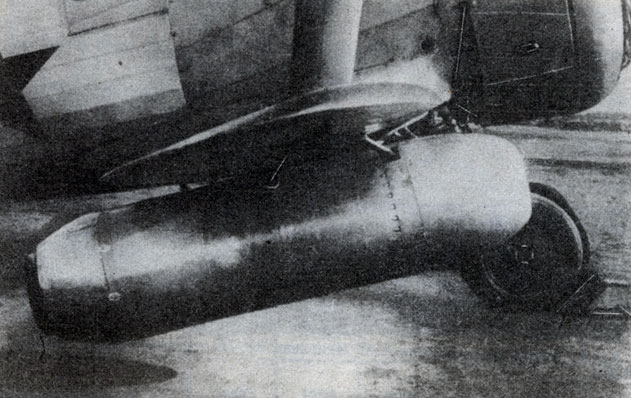 Рис. 5. Авиационный прямоточный двигатель ДМ-4 под крылом самолета И-153